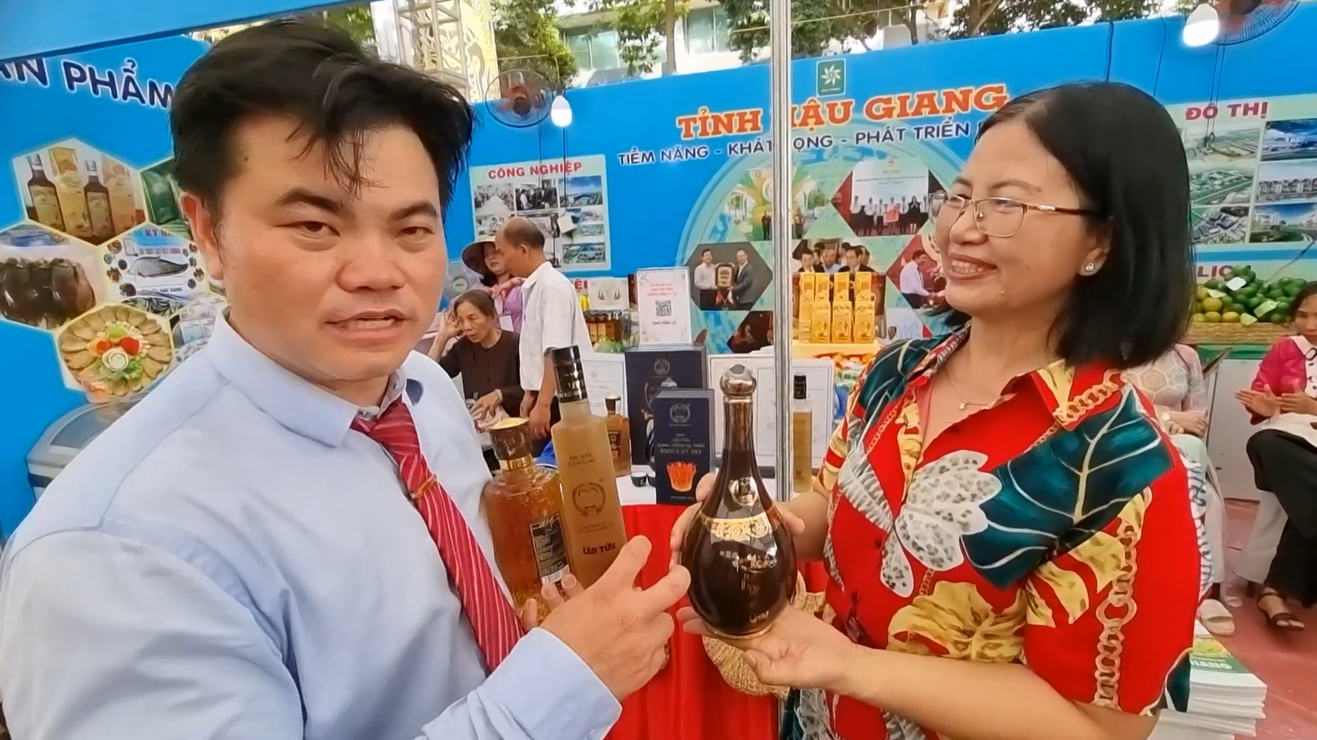 Tiến sĩ Phan Vĩnh Phúc tham quan Rượu Út Tây tại Hội báo toàn quốc 2024